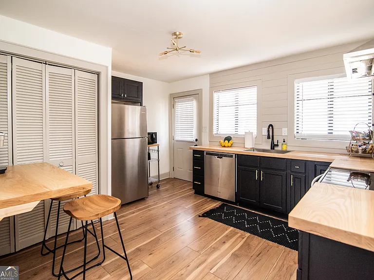 907 White St SW — Photo 14