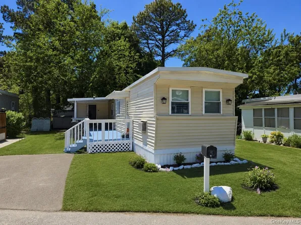 525 Riverleigh Ave #C7, Riverhead, NY 11901