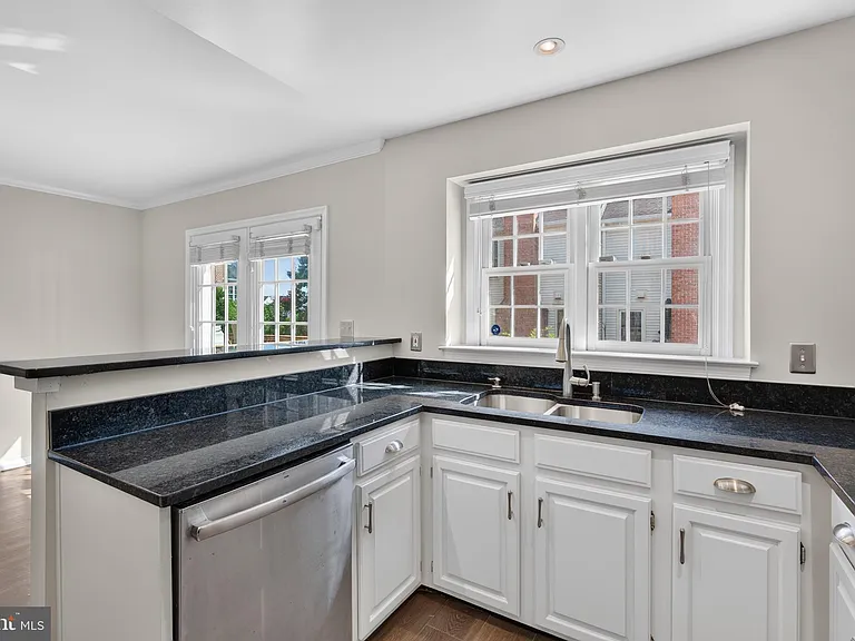 341 S Pickett St — Photo 16