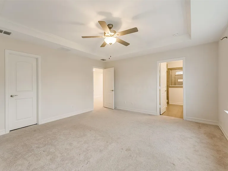 714 Creekwater Ln — Photo 5