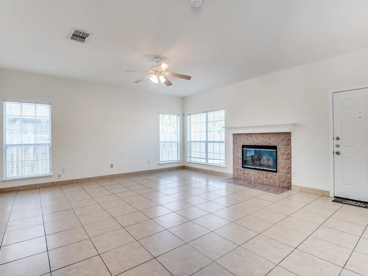 3 bed, 2.5 bath, 2239 sqft, $2,500 — Photo 4