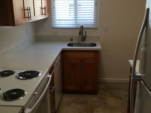 5th image of 400 Ravenswood Ave APT 2