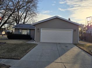 110 N Ashland Dr, McHenry, IL 60050