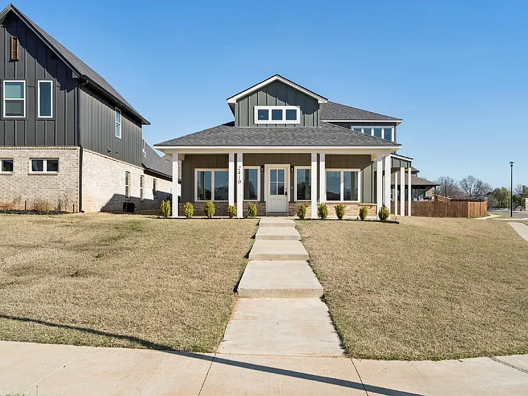 2410 W Charleston St — Photo 3