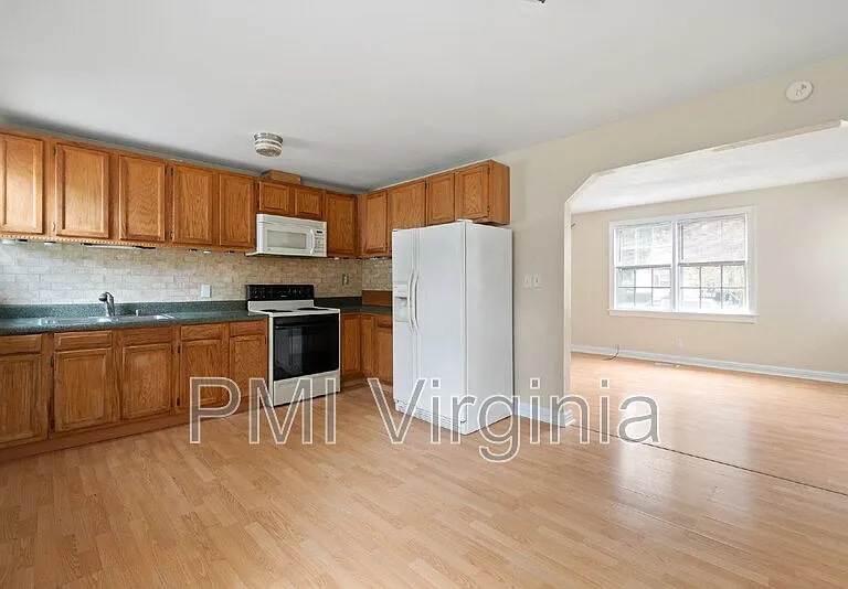 141 Howe St — Photo 10