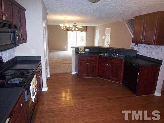 4th image of 415 Saint John Dr