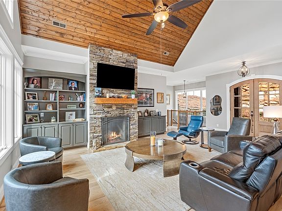 5th image of 827 Top Ridge Dr