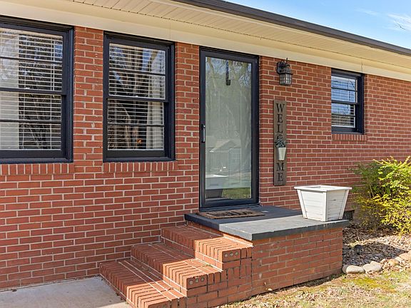 5th image of 121 Hicks Dr