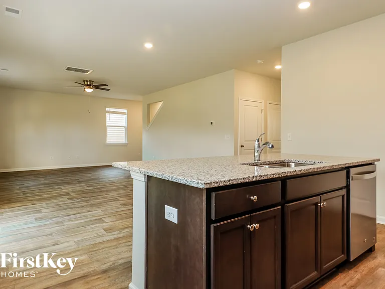 409 Zenith Blvd — Photo 7