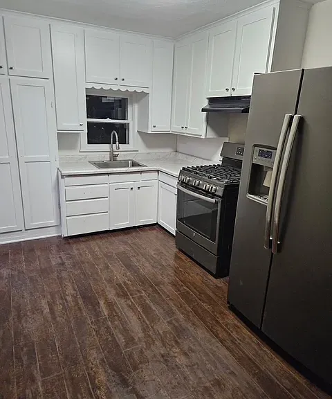 423 N Pine St — Photo 2