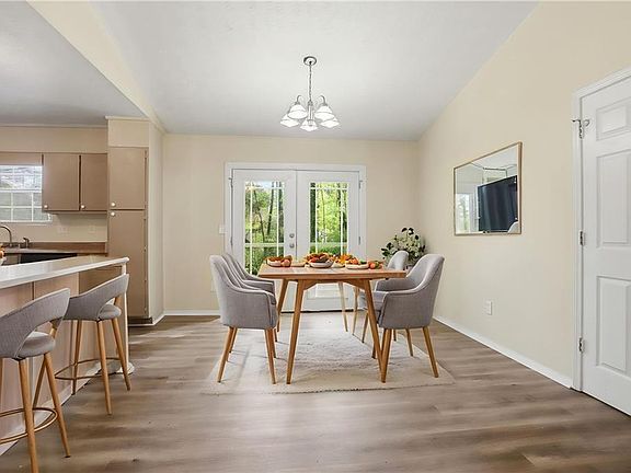 3rd image of 3071 Eastland Way