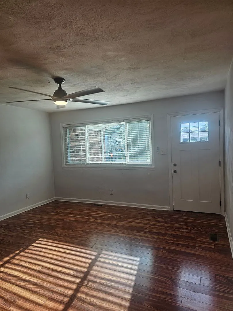 1068 Sharon Dr — Photo 3