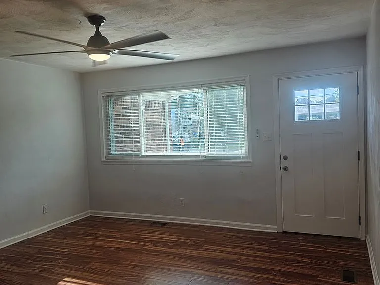 1068 Sharon Dr — Photo 3