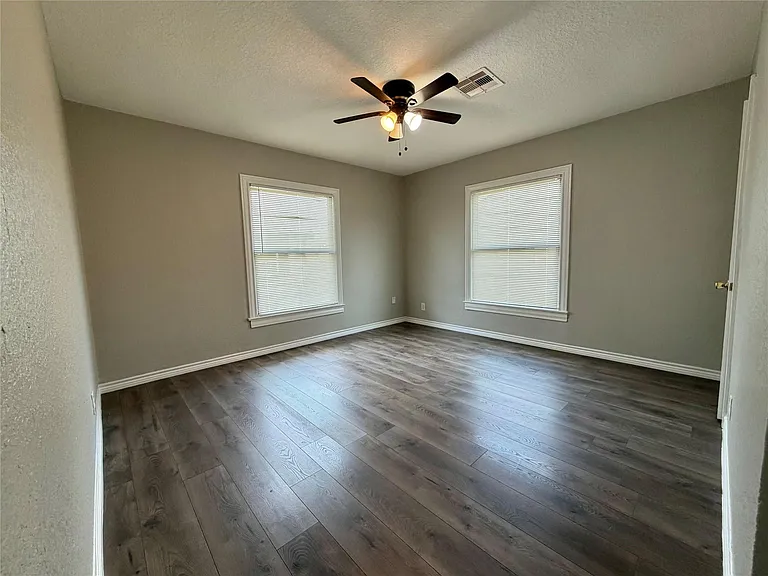 1214 W 5th St — Photo 17