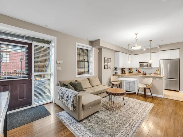 12 E Royal Ave #3, New Westminster, BC V3L 0B7