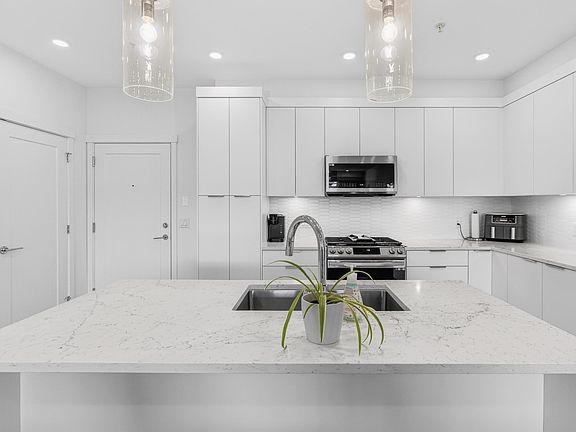 4th image of 22633 Selkirk Ave #503