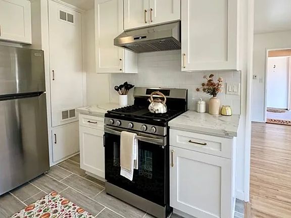 4th image of 113 N Parish Pl #B