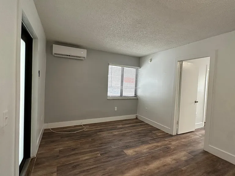 529 SW 4th St — Photo 6