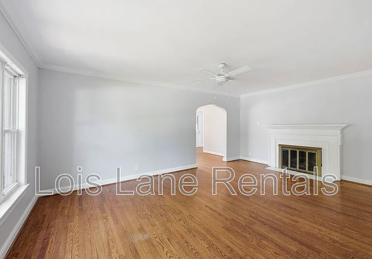 2043 Wappoo Dr — Photo 2