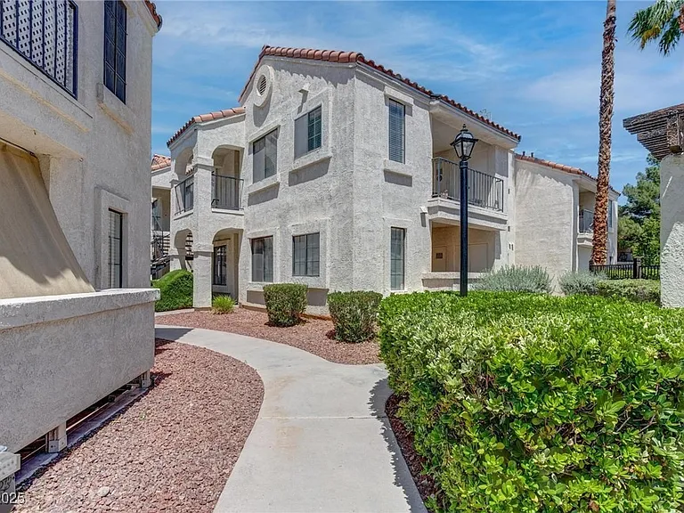 4860 Nara Vista Way — Photo 2