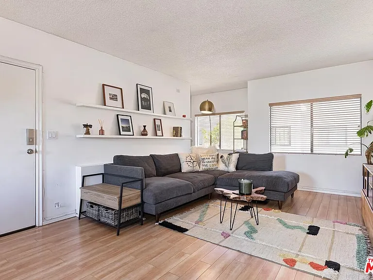 5805 Whitsett Ave #206 — Photo 3