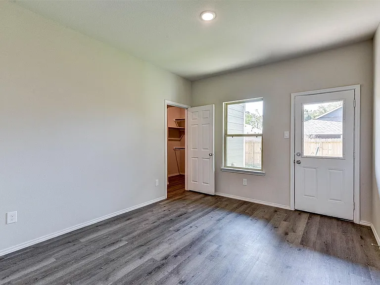 407 E Avenue G — Photo 12