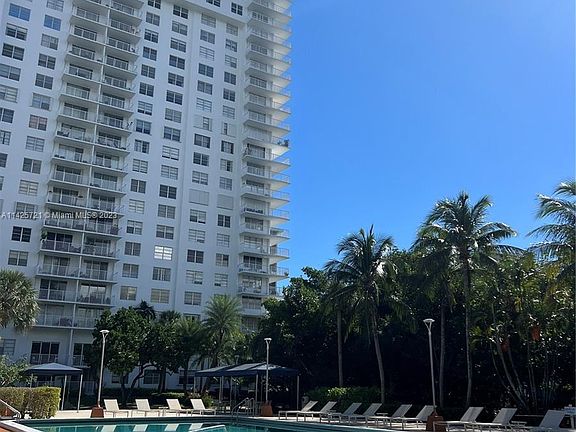 2nd image of 2801 NE 183rd St APT 902W