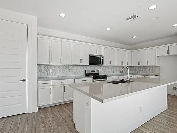 3rd image of 21485 E Timberline Rd