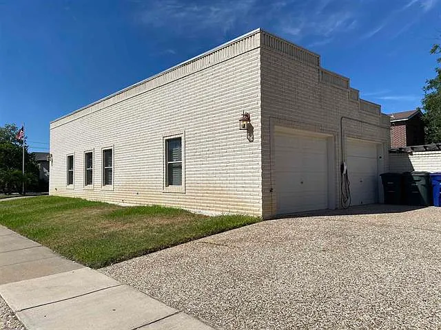 Building Photo - 601 Marsh Ln