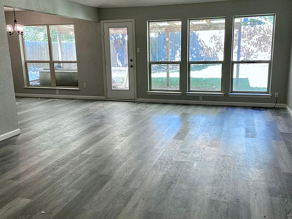 3rd image of 701 Morning Glory Ln