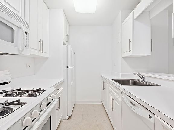 5th image of 400 E 71st St APT 6M