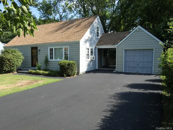28 Hilltop Drive, New Windsor, NY 12553