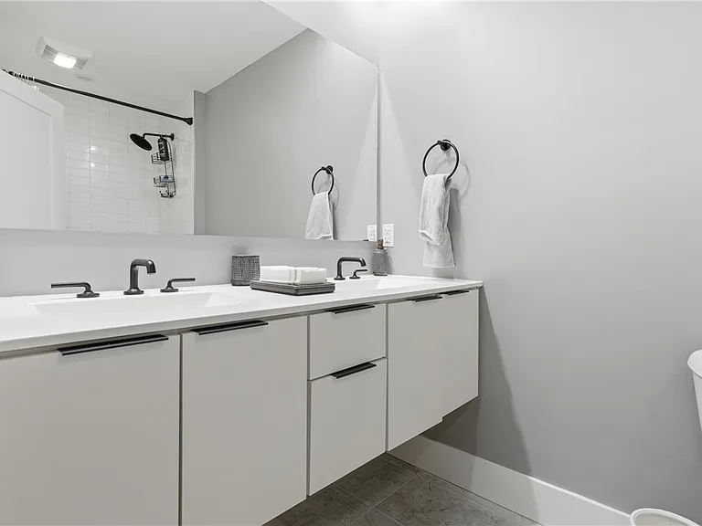 240 E Jefferson St — Photo 35