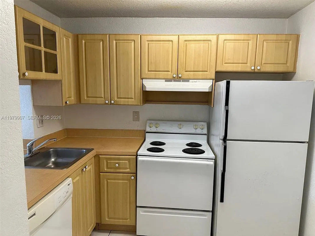 Building Photo - 9350 Fontainebleau Blvd #513