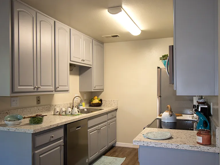 Gold Coast Apartments — Photo 57