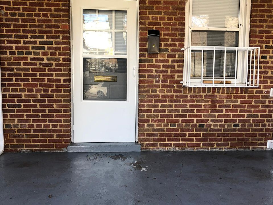 Direct entrance w/ porch