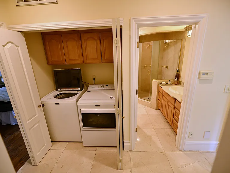 906 Glen Way — Photo 32