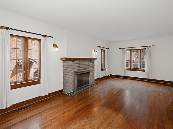 3rd image of 703 Arlington Ct