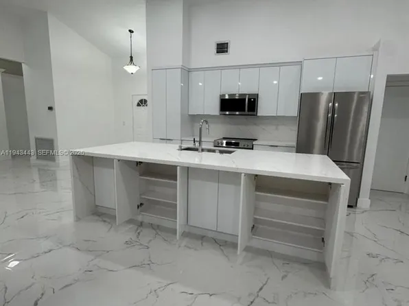 8940 NW 7th Ct, Hollywood, FL 33024