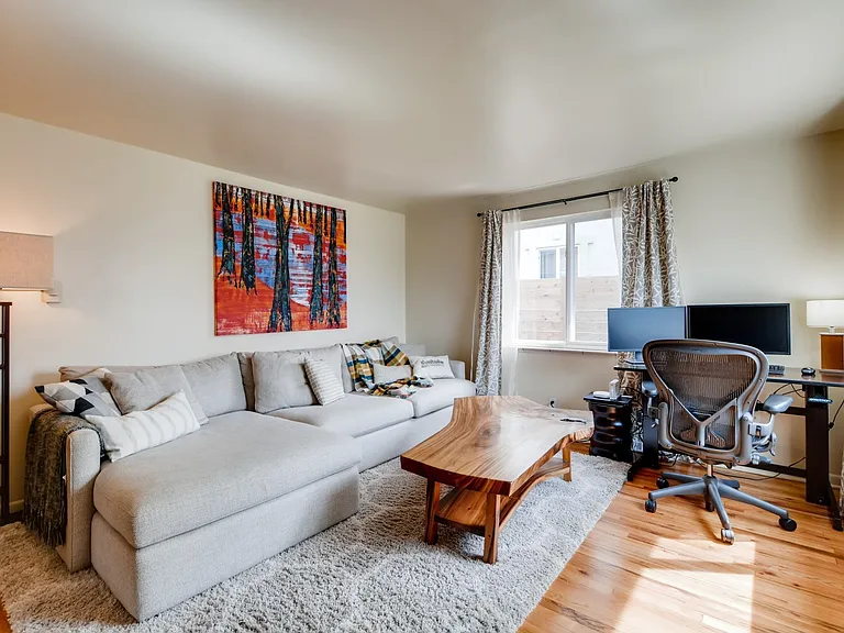 216 S Irving St — Photo 4