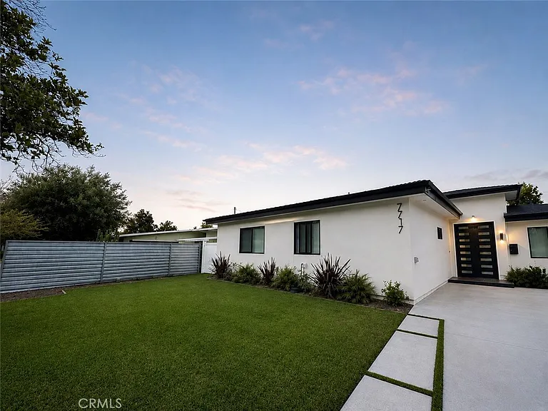 7717 Jamieson Ave — Photo 2