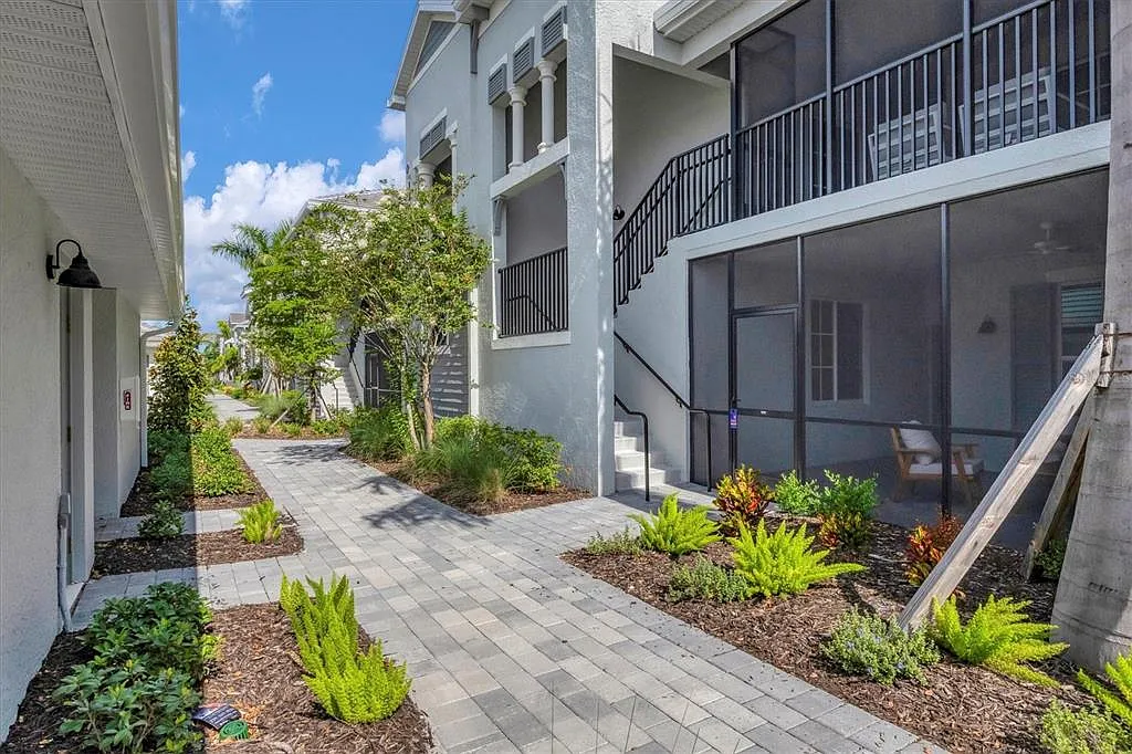 2 bed, 2.0 bath, 1336 sqft, $6,500 — Photo 2