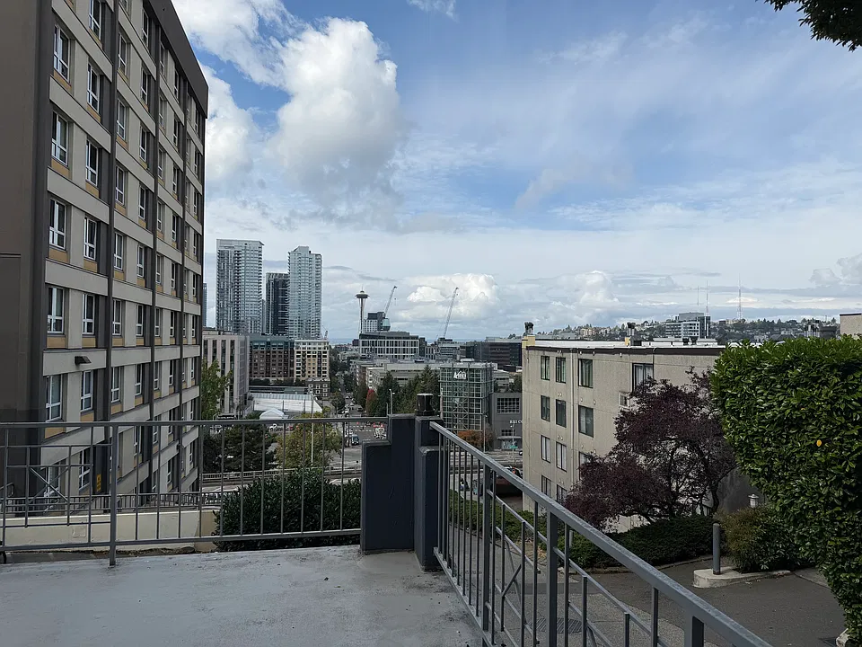 131 Bellevue Ave E #101