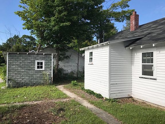 4th image of 463 Linden St