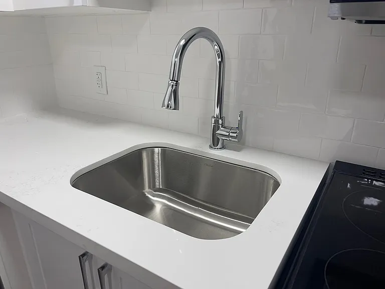 601 Dundas St E — Photo 3