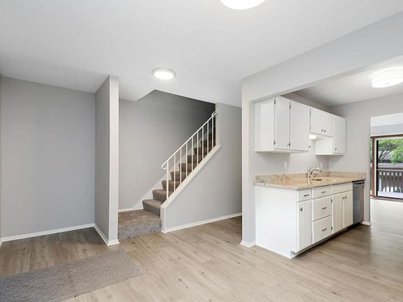 5th image of 32 River Woods Ln