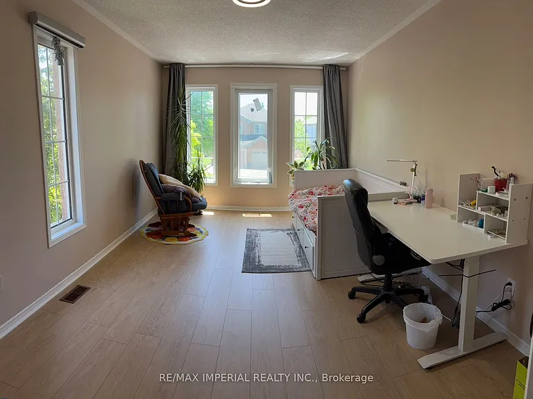 453 Heddle Cres — Photo 6