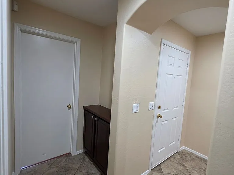 7805 S 48th Ln — Photo 5