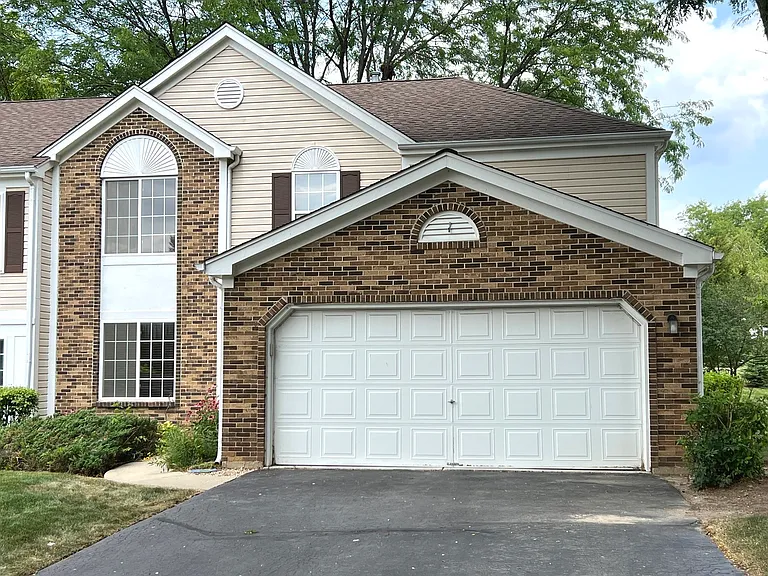 812 Canterbury Ln — Photo 1