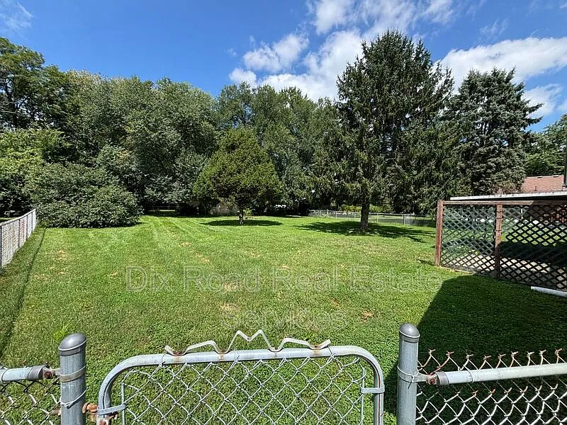 3 bed, 1.0 bath, 1050 sqft, $1,675 — Photo 4